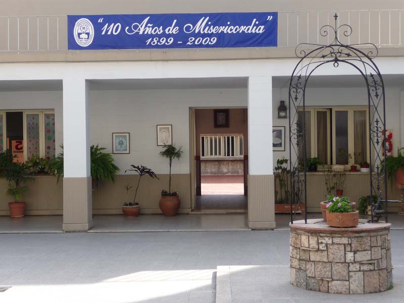 Patio del Aljibe con el cartel de los 110 años del colegio (1899–2009)