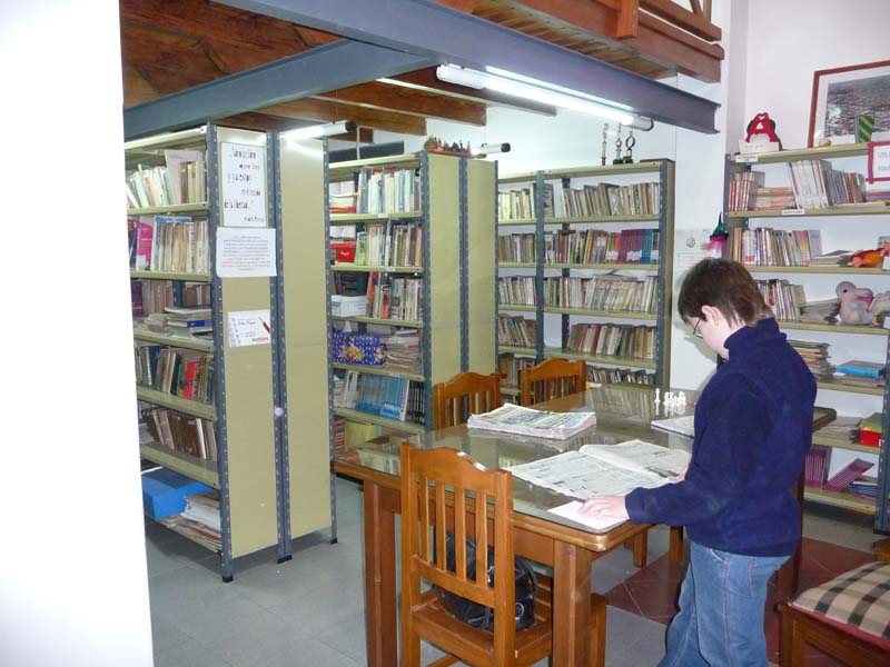 Biblioteca: estanterías y sala de lectura