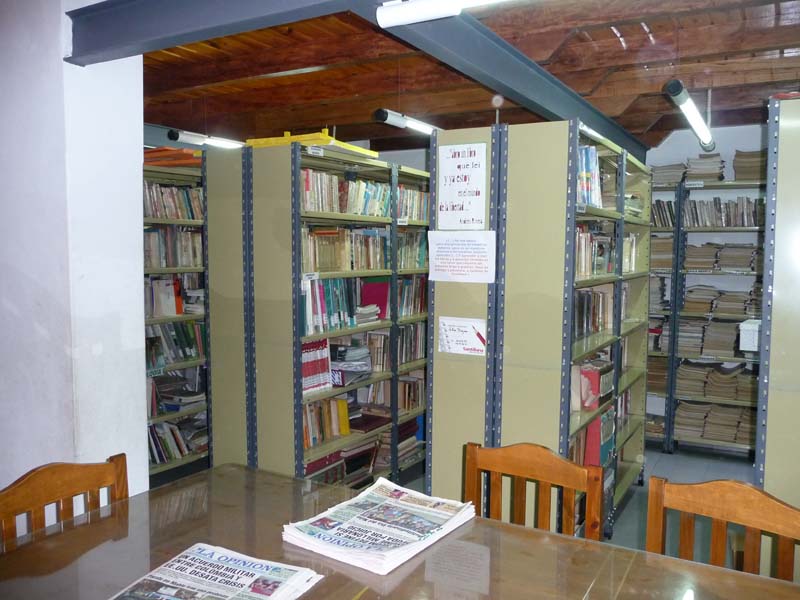 Biblioteca con estanterías y mesas de lectura