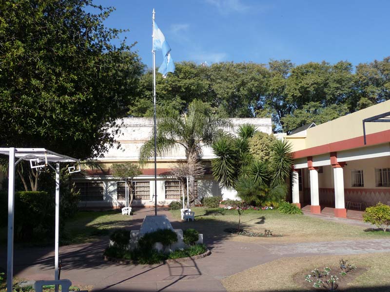 Patio con mástil y jardín