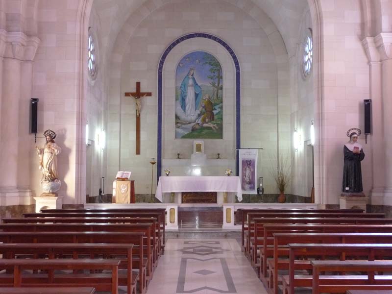 Presbiterio de la capilla con imágenes de santos