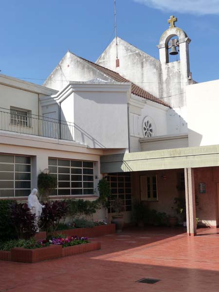 Exterior de la capilla y campanario