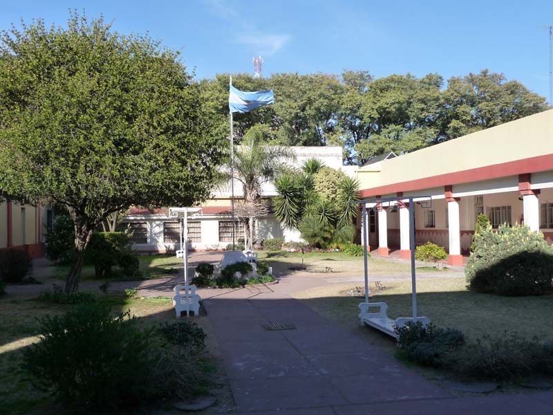 Patio con mástil, jardín y galería
