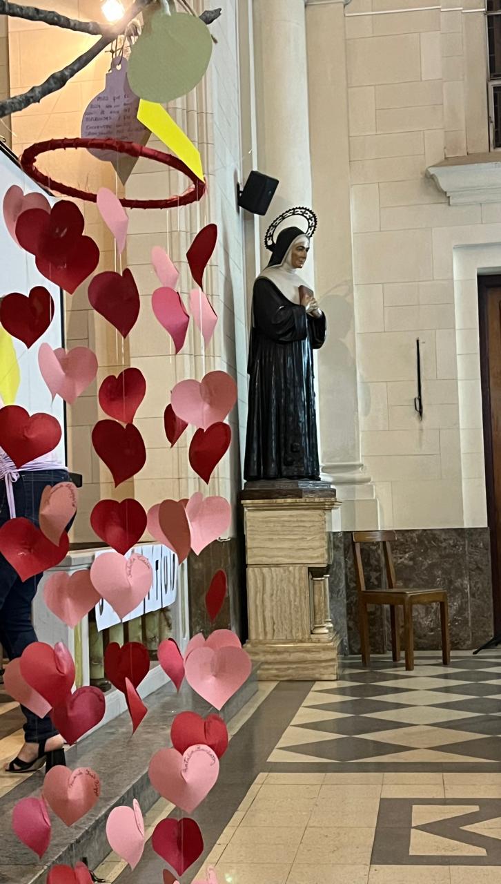 Imagen de Santa María Josefa Rossello en la capilla, junto a corazones de papel