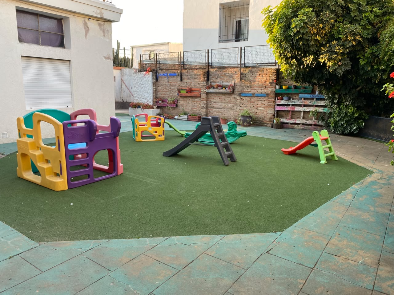 Patio de juegos del Nivel Inicial, con juegos de colores